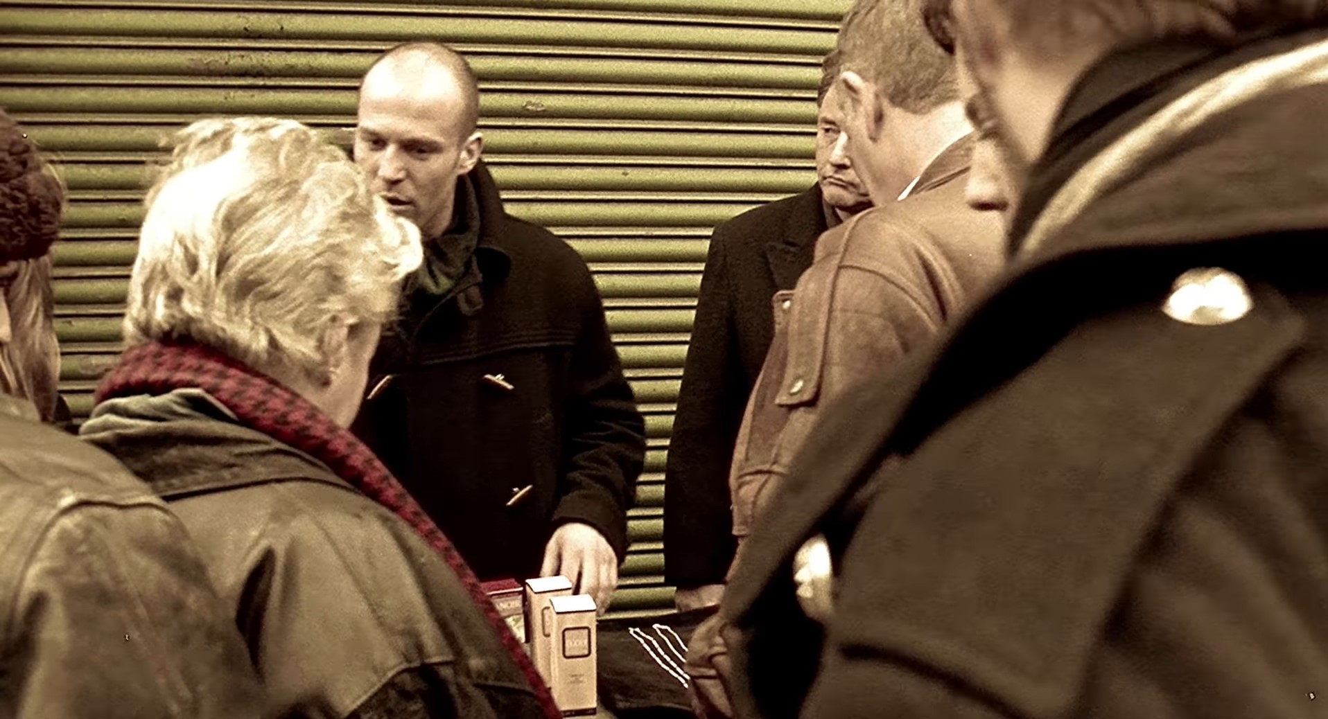 Те, кто верит, налетай, те, кто жадный, убегай. Отделяем мух от котлет, от тех, кто мне верит от тех, кто нет. Для вас свеженький товарчик, а для нас — солидный наварчик. Товар без изъяна, товар без обмана, надёжный, как пружина от дивана. Берем мешками, мешками берем, я вчера один полный взял и всего на десять фунтов попал.