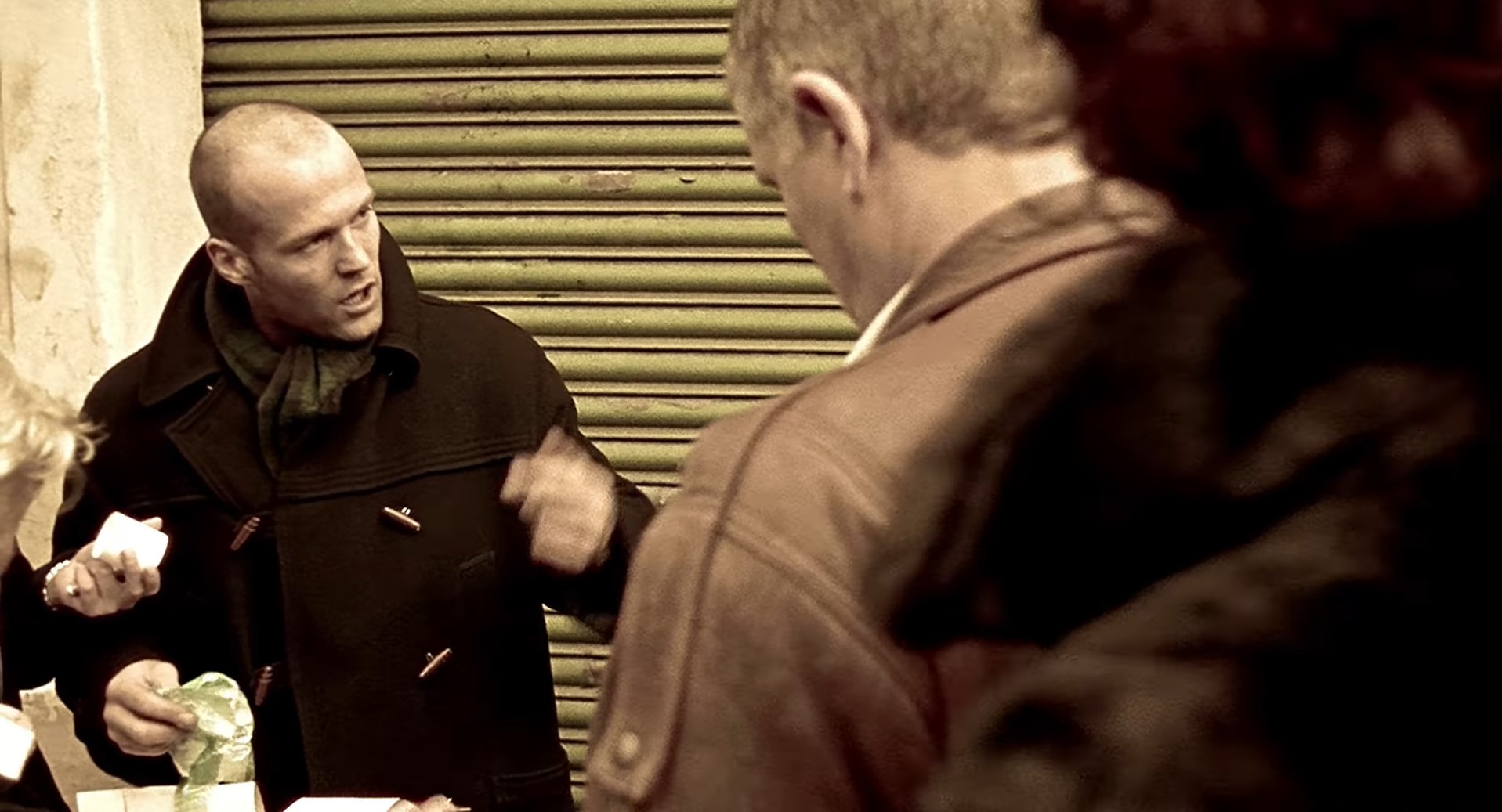 Те, кто верит, налетай, те, кто жадный, убегай. Отделяем мух от котлет, от тех, кто мне верит от тех, кто нет. Для вас свеженький товарчик, а для нас — солидный наварчик. Товар без изъяна, товар без обмана, надёжный, как пружина от дивана. Берем мешками, мешками берем, я вчера один полный взял и всего на десять фунтов попал.