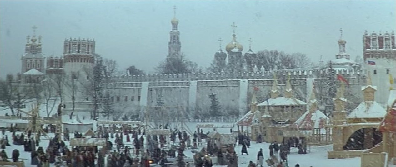 Вообще в этой удивительной стране все в крайностях:  на войну с песнями, под венец со слезами, и всё всерьёз, всё до конца.