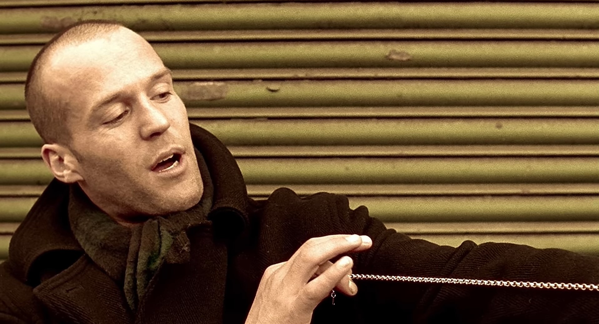 Сработано руками итальянских мастеров. Украдено руками английских воров. Длинный как моя рука, жаль, не всё у меня такое же длинное.
=================================
Сделано в Италии, украдено в Англии! Длиной с мою руку, чуть короче, чем кое-что другое.