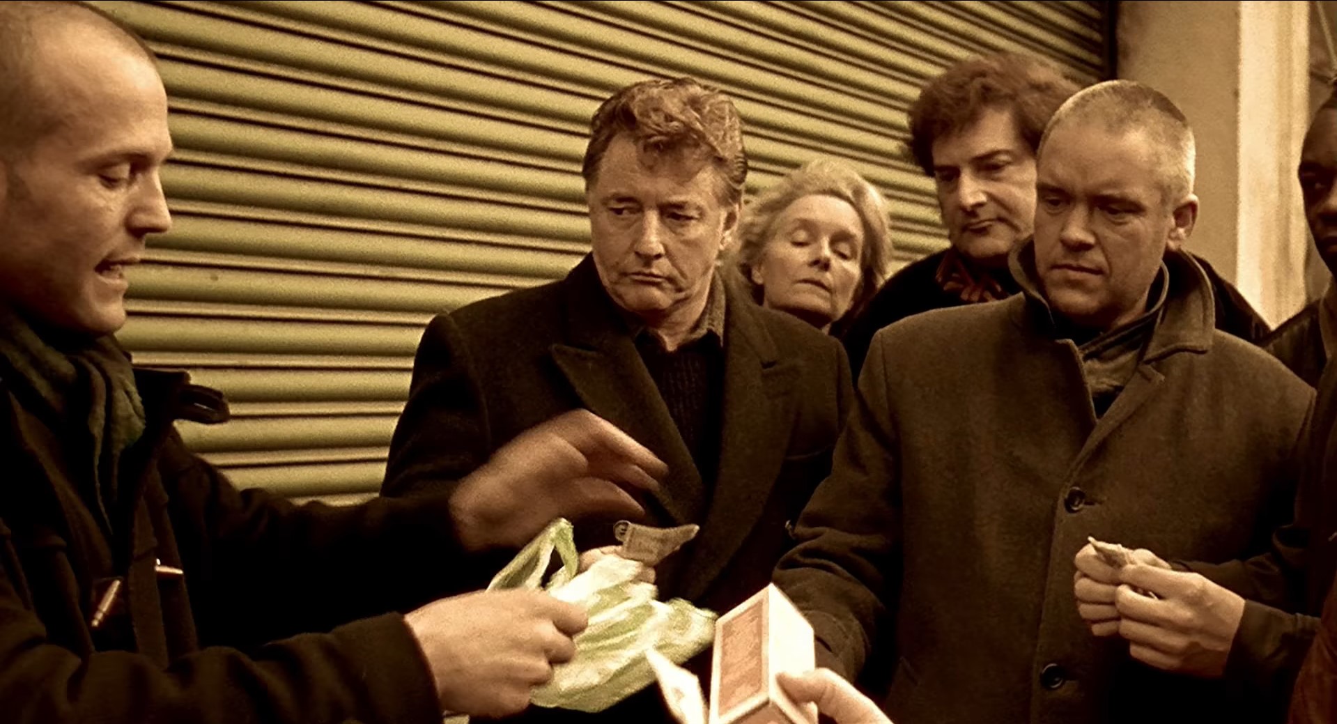 Кто сегодня не успеет — завтра крепко пожалеет.
Будешь долго ждать — я успею всё продать.
У кого нет наличных — будет рыдать неприлично.