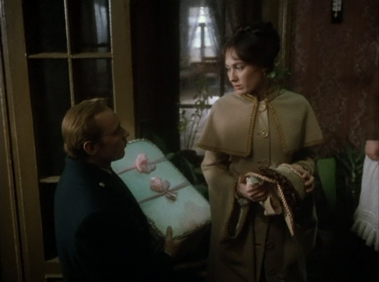 Лариса Дмитриевна Огудалова Не приписывайте моего выбора своим достоинствам. Я пока ещё их не вижу. Я только ещё хочу полюбить Вас. Поймите, я стою на распутье, поддержи́те меня.