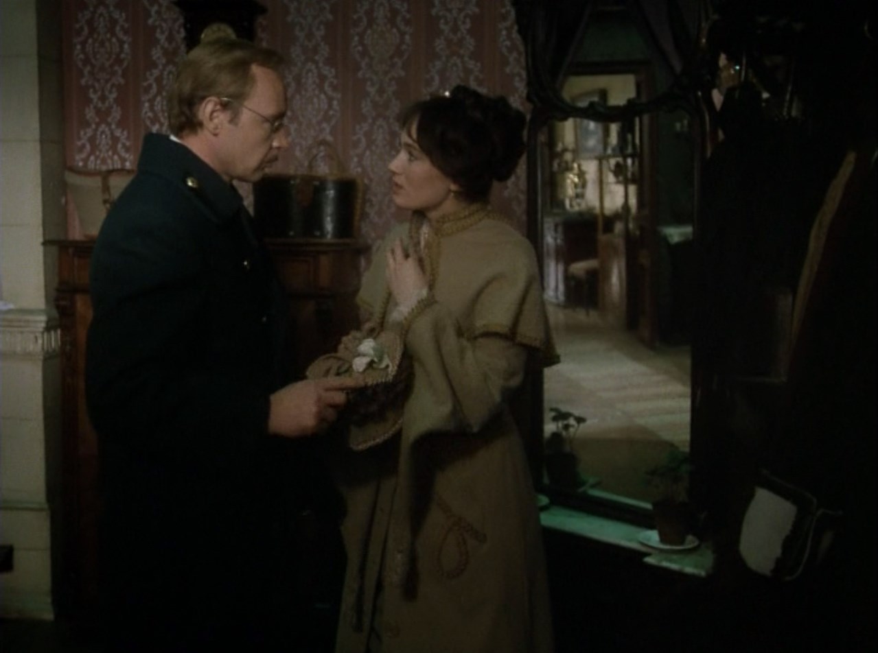 Лариса Дмитриевна Огудалова Не приписывайте моего выбора своим достоинствам. Я пока ещё их не вижу. Я только ещё хочу полюбить Вас. Поймите, я стою на распутье, поддержи́те меня.