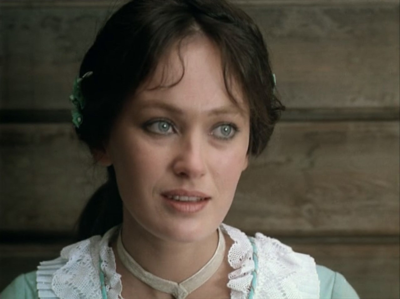 Лариса Дмитриевна Огудалова Сергей Сергеевич Паратов — Я давно знаю Вас и полагаю Ваш будущий супруг обладает многими достоинствами...
— Нет, только одним.
— Немного.
— Зато дорогим.
— Каким же?
— Он любит меня.