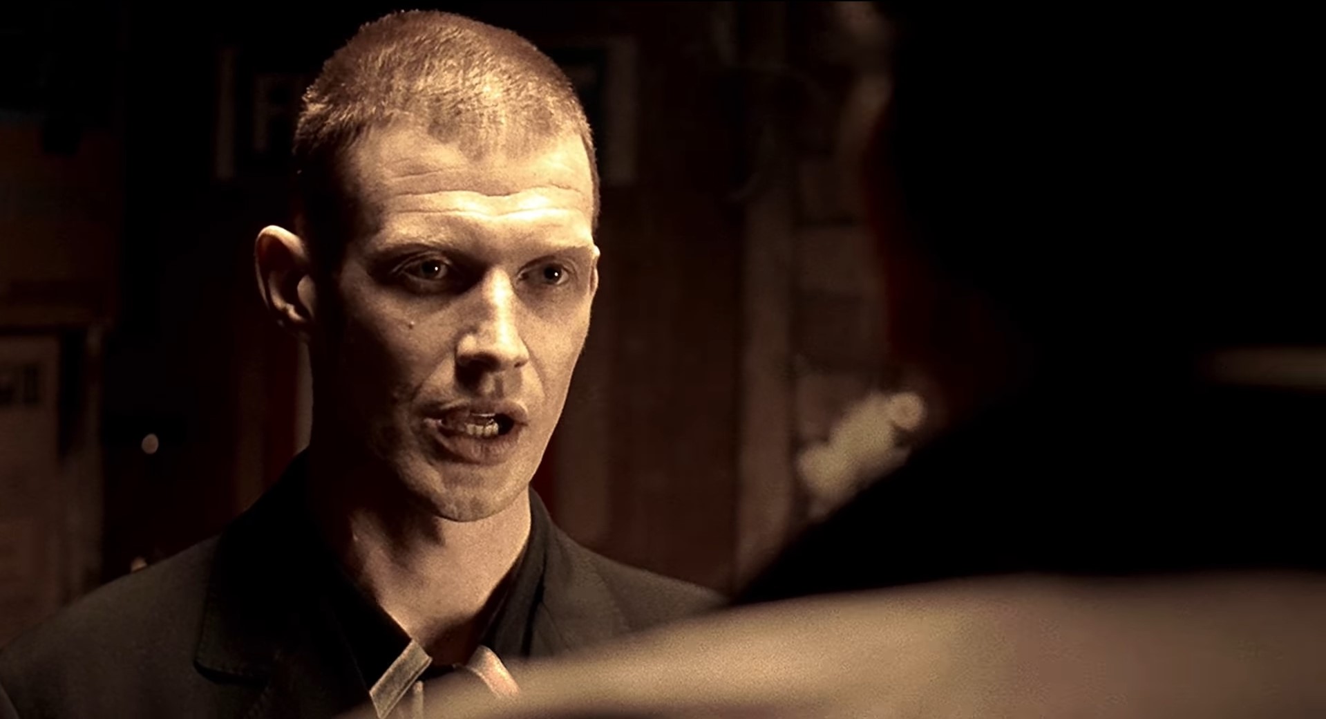 — Без колонок, без усилка, и без защиты от дурака, которого ты здесь валяешь.
— А что ещё есть в нагрузку?
— Позолоченный Роллс-Ройс, если, конечно, заплатишь.