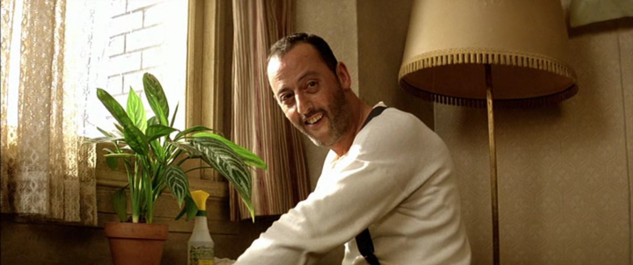 Матильда Ландо Леон Монтана — Ты любишь свой цветок?
— Это мой лучший друг. Всегда в хорошем настроении, не задаёт вопросов. И ещё он, как я, видишь? Без корней.
— Если ты его любишь, посади его в парке, чтобы он пустил корни.
— Да. Ты права.