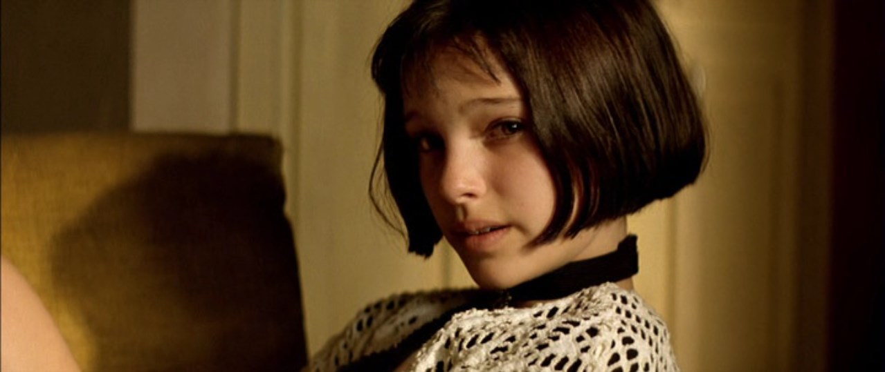 Матильда Ландо Леон Монтана — Ты любишь свой цветок?
— Это мой лучший друг. Всегда в хорошем настроении, не задаёт вопросов. И ещё он, как я, видишь? Без корней.
— Если ты его любишь, посади его в парке, чтобы он пустил корни.
— Да. Ты права.