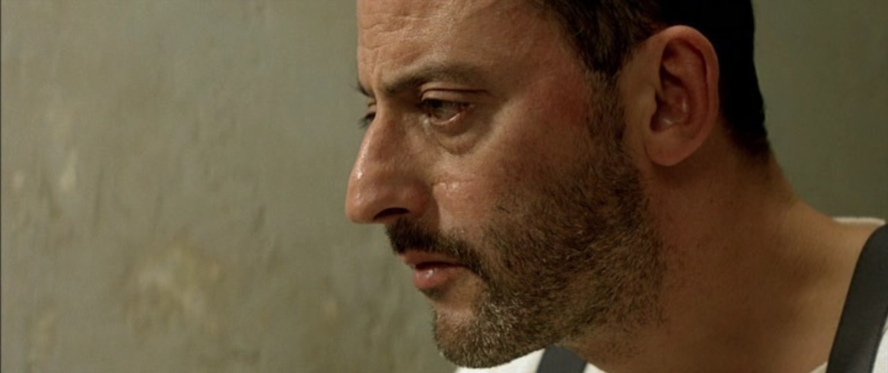 Я предлагаю тебе сделку: я на тебя работаю, а в обмен ты учишь меня убивать. Что скажешь? Я буду стирать, убирать квартиру и ходить по магазинам. Ну что, согласен?