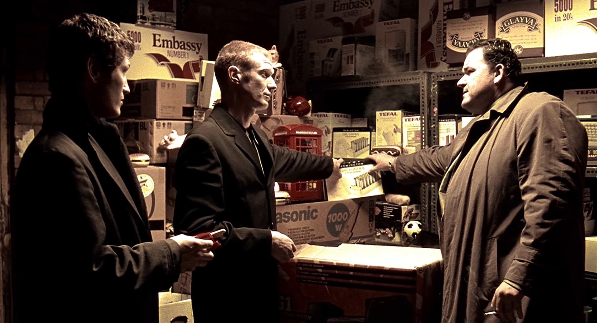 — Без колонок, без усилка, и без защиты от дурака, которого ты здесь валяешь.
— А что ещё есть в нагрузку?
— Позолоченный Роллс-Ройс, если, конечно, заплатишь.