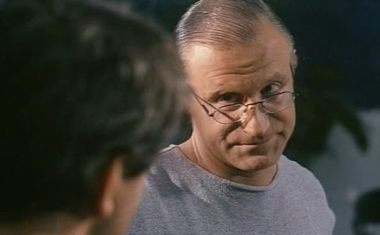 — Скажи, Серёженкька, а ты в своей жизни хоть одно слово написал бесплатно?
— Написал. В пятом классе. В лифте.