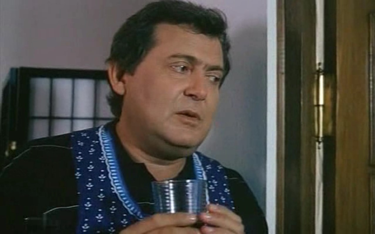 — Хэппи бёздэй ту ю.
— Странный выбор песни.