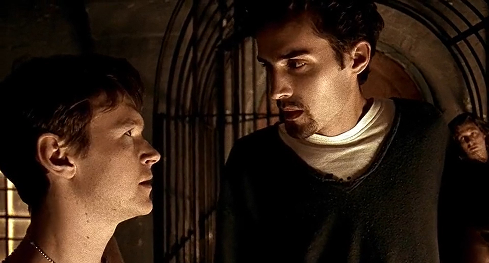 — Мы тут вроде выращиваем травку, да?
— Да.
— А ты ходишь с обкуренной девкой и мешком удобрений. Тебя ни хрена не спутаешь с пенсионером-огородником!