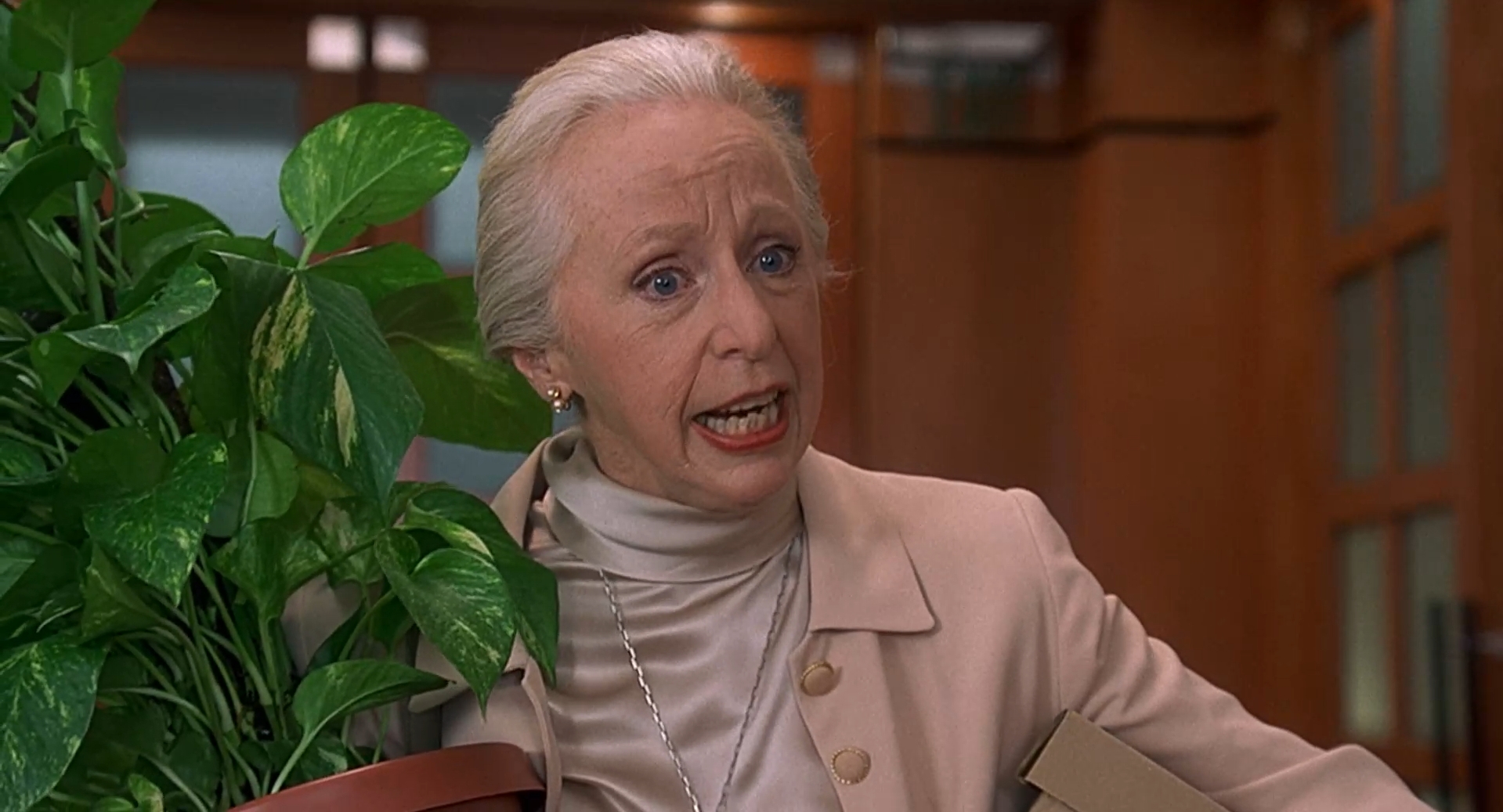 Флетчер Рид Грета (секретарша Флетчера) — Мистер Флетчер, ответьте мне на один вопрос. Три года назад в квартиру к моей подруге залез вор. Он упал из окна на разделочную доску и порезался. И из-за таких, как вы, он отсудил у моей подруги пять тысяч долларов! Это справедливо?
— Нет. Я бы отсудил для него десять.