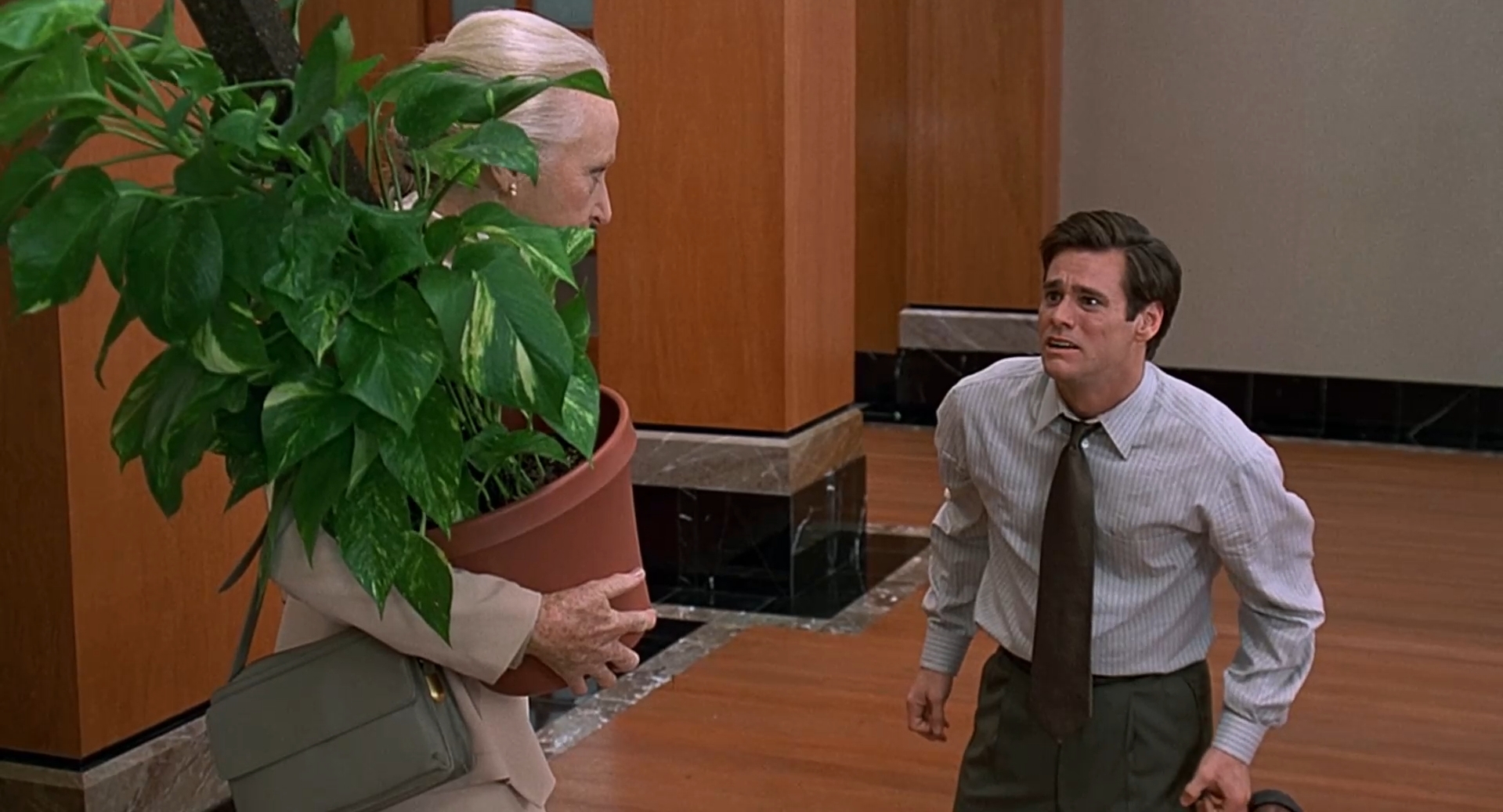 Флетчер Рид Грета (секретарша Флетчера) — Мистер Флетчер, ответьте мне на один вопрос. Три года назад в квартиру к моей подруге залез вор. Он упал из окна на разделочную доску и порезался. И из-за таких, как вы, он отсудил у моей подруги пять тысяч долларов! Это справедливо?
— Нет. Я бы отсудил для него десять.