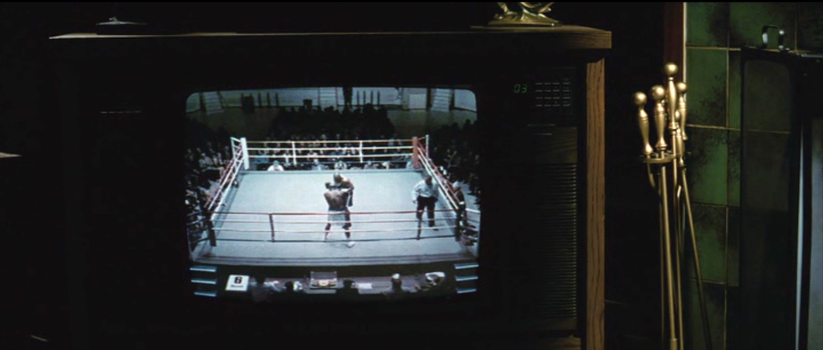 Бокс – занятие противоестественное. Здесь следует действовать вопреки традиционной логике. Чтобы переместиться левее, не надо делать шаг влево, а надо развернуться на носке правой ноги, а чтобы переместиться правее – развернуться на носке левой. Вместо того, чтобы убегать от боли, как это делает любой здравомыслящий человек, боксер бросается ей навстречу.