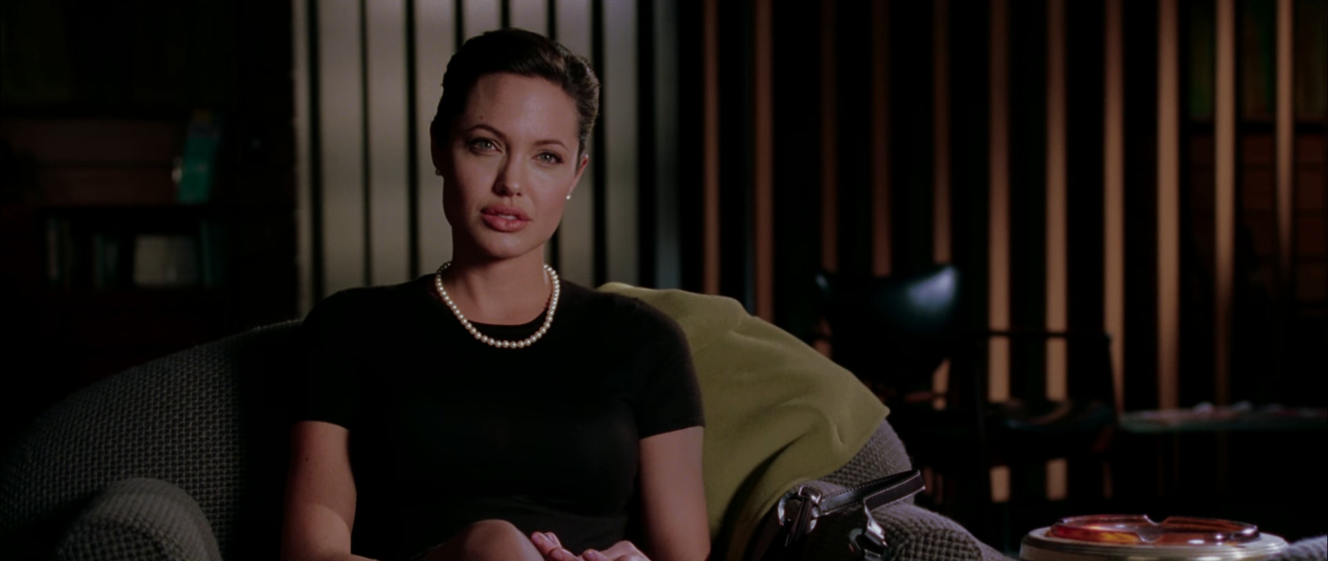 — Гигантская пропасть разделяет нас. И, конечно, постоянные недомолвки еще больше отдаляют друг от друга. Как это называется?
— Семейная жизнь.