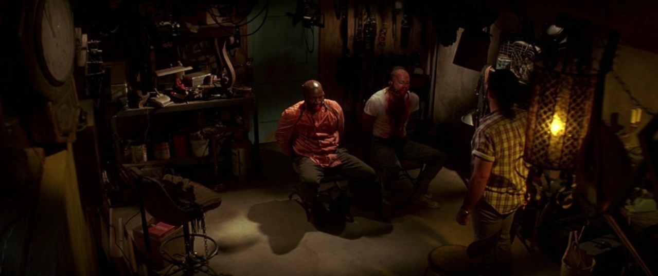 Никто не убивает никого у меня в магазине. Только я и Зед. А вот и Зед.