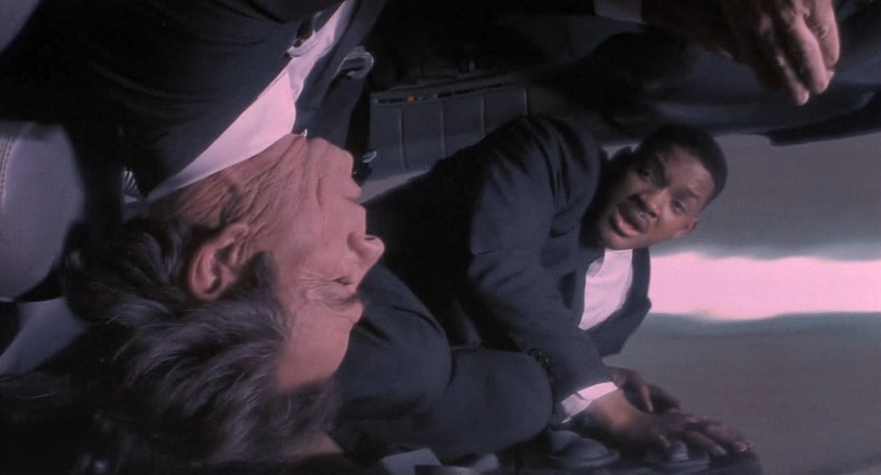 — Ты хоть знаешь, что Элвис умер?
— Нет, он не умер. Он улетел домой.