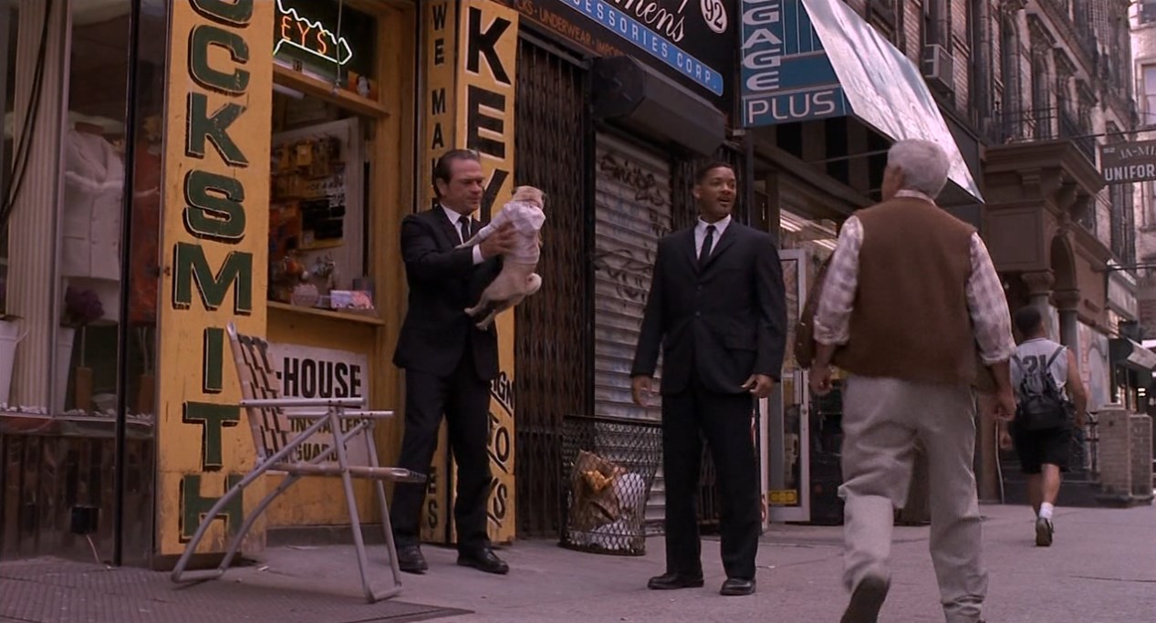 Пёс должен моему другу деньги.