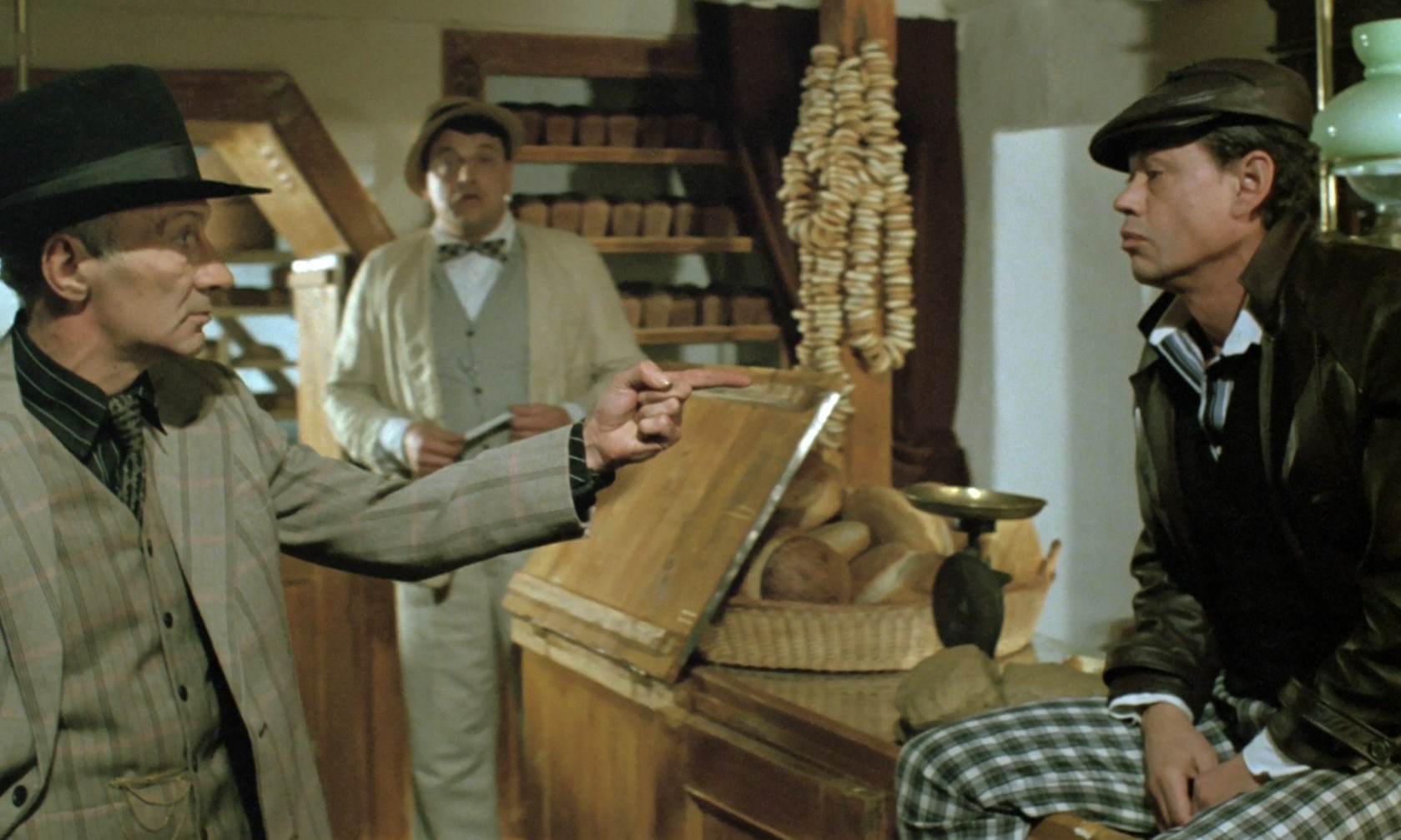 Шпан Микита Ничипорук / «Мик Нич» «Японец» Шпан: — Добралось двадцать тысяч бутылок.
Микита Ничипорук: — Какого же чёрта им надо?
Шпан: — Пятьсот бутылок оказалось пустыми.
Микита Ничипорук: — Как пятьсот?
«Японец»: — Наверное, ребята выпили. Север, Аляска, холодно, решили согреться.
Микита Ничипорук: — Пятьсот бутылок?
«Японец»: — Ну их же пять человек было…