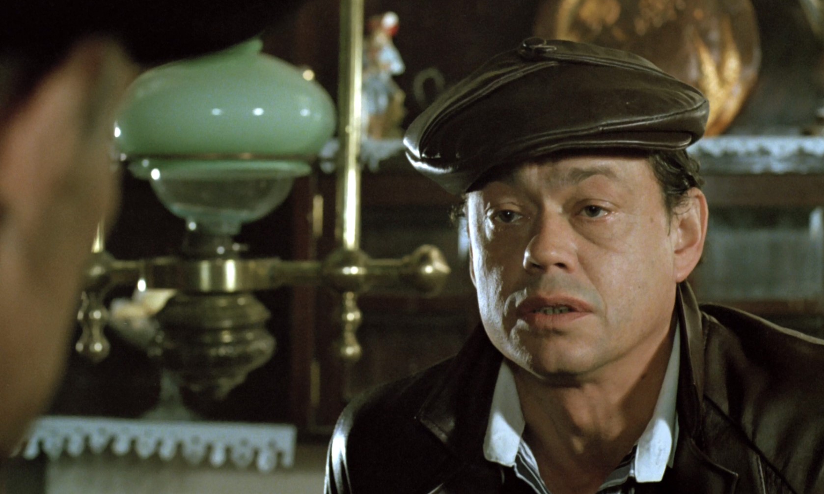 Шпан Микита Ничипорук / «Мик Нич» «Японец» Шпан: — Добралось двадцать тысяч бутылок.
Микита Ничипорук: — Какого же чёрта им надо?
Шпан: — Пятьсот бутылок оказалось пустыми.
Микита Ничипорук: — Как пятьсот?
«Японец»: — Наверное, ребята выпили. Север, Аляска, холодно, решили согреться.
Микита Ничипорук: — Пятьсот бутылок?
«Японец»: — Ну их же пять человек было…