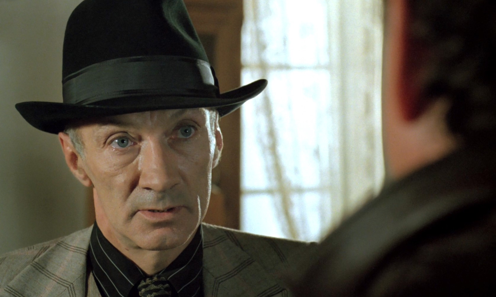 Шпан Микита Ничипорук / «Мик Нич» «Японец» Шпан: — Добралось двадцать тысяч бутылок.
Микита Ничипорук: — Какого же чёрта им надо?
Шпан: — Пятьсот бутылок оказалось пустыми.
Микита Ничипорук: — Как пятьсот?
«Японец»: — Наверное, ребята выпили. Север, Аляска, холодно, решили согреться.
Микита Ничипорук: — Пятьсот бутылок?
«Японец»: — Ну их же пять человек было…