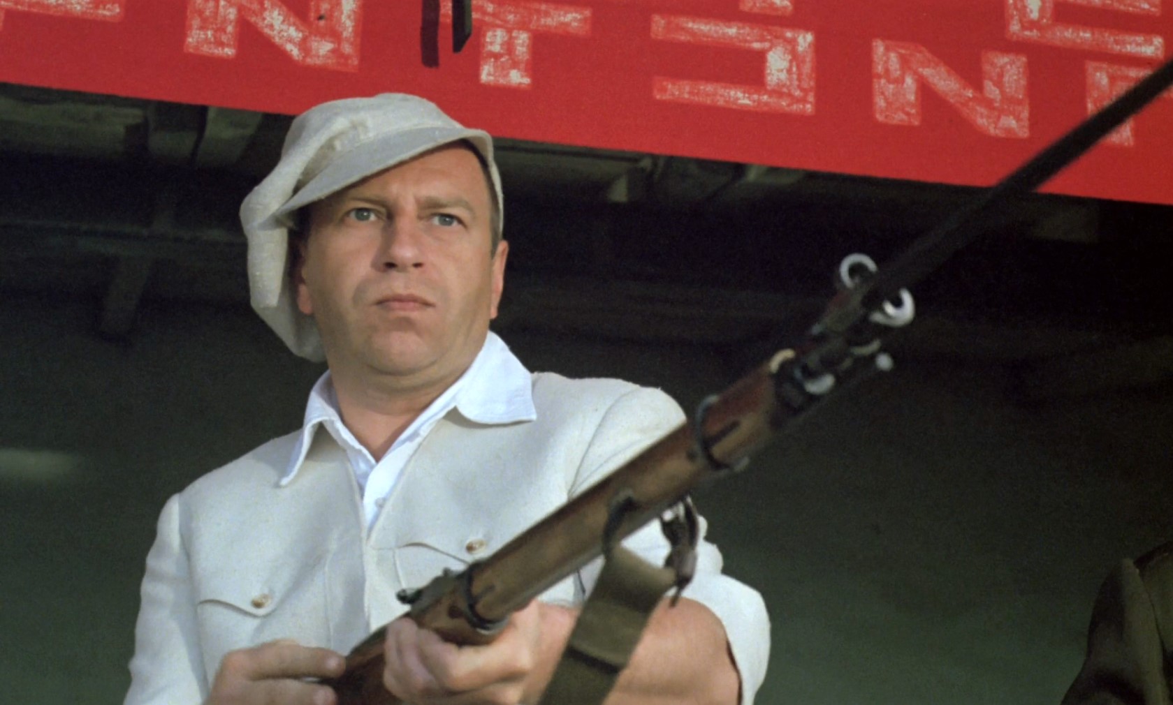 — Фамилия?
— Поллак.
— Какой факультет!?
— Товарищ не из нашего ВУЗа. Товарищ из Америки.
— Вот, пожалуйста — их профессура готова к бою, а наша только и умеет — смотреть в микроскопы да охотиться за бабочками!