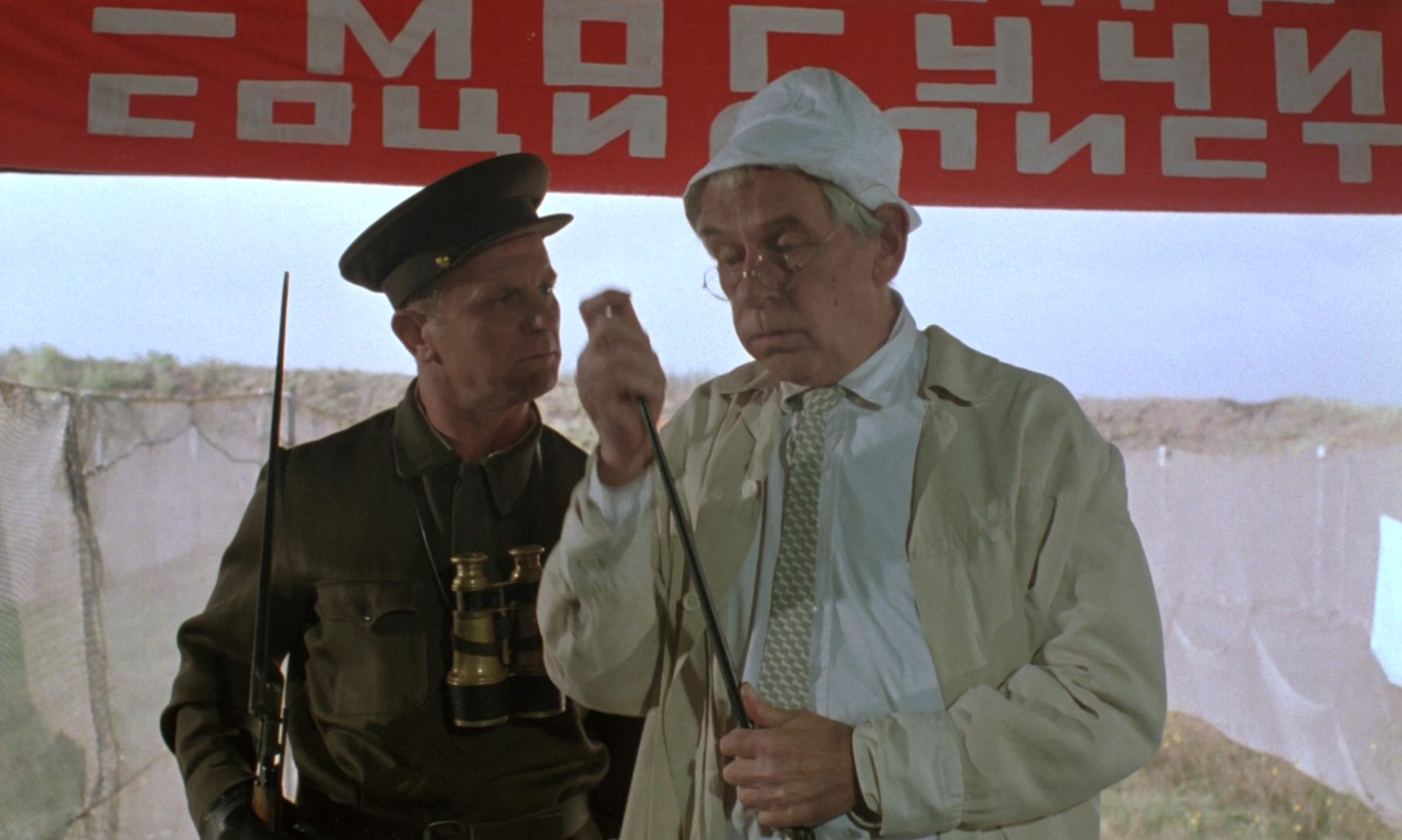 — Фамилия?
— Поллак.
— Какой факультет!?
— Товарищ не из нашего ВУЗа. Товарищ из Америки.
— Вот, пожалуйста — их профессура готова к бою, а наша только и умеет — смотреть в микроскопы да охотиться за бабочками!