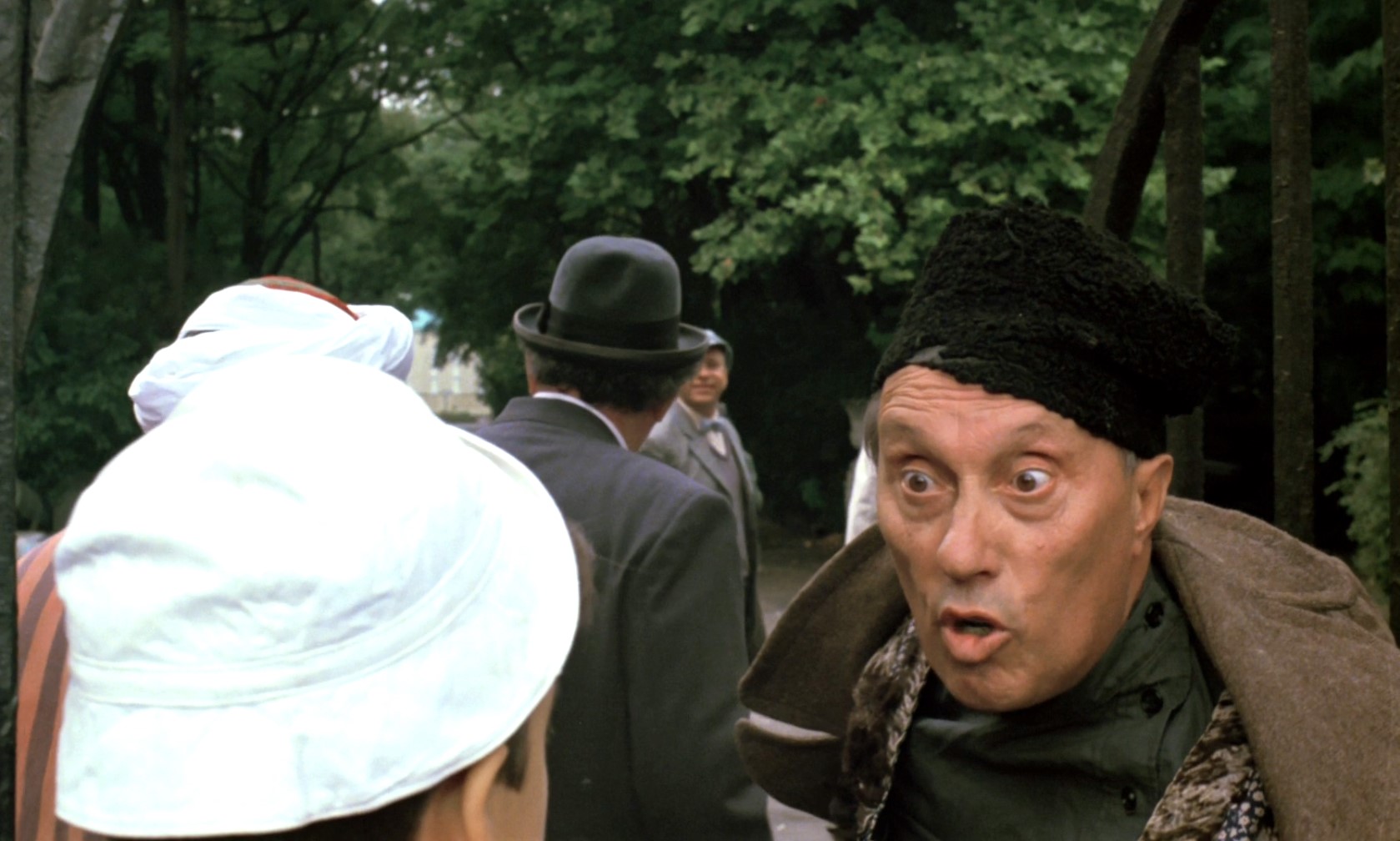 Пионер из Одессы сторож на кладбище — Господи! Да он сюда прямо как на работу ходит!
— С чего это вы взяли?
— Да я третий раз его вижу!
— У вас тоже дежа вю, товарищ! Лечиться надо!