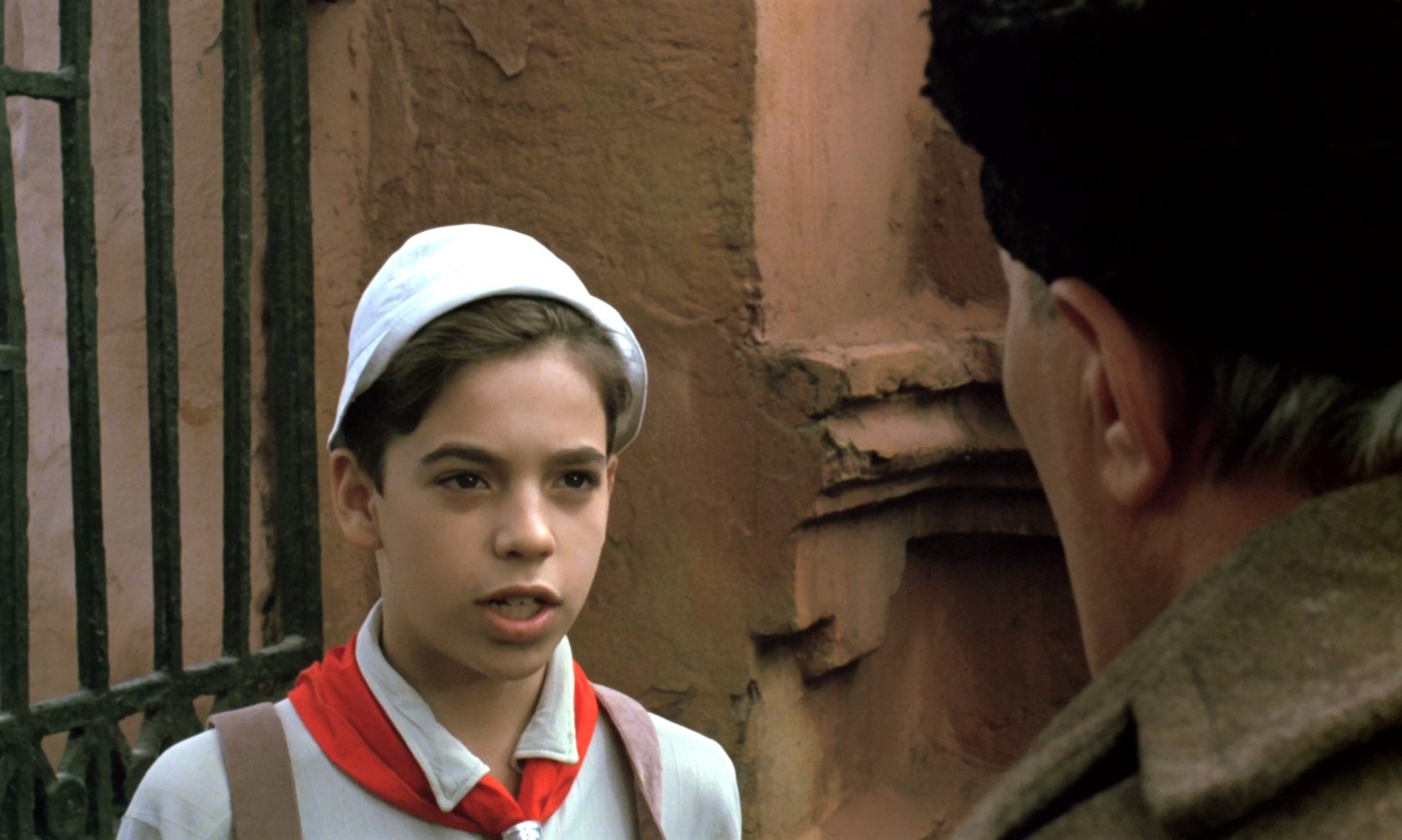 Пионер из Одессы сторож на кладбище — Господи! Да он сюда прямо как на работу ходит!
— С чего это вы взяли?
— Да я третий раз его вижу!
— У вас тоже дежа вю, товарищ! Лечиться надо!