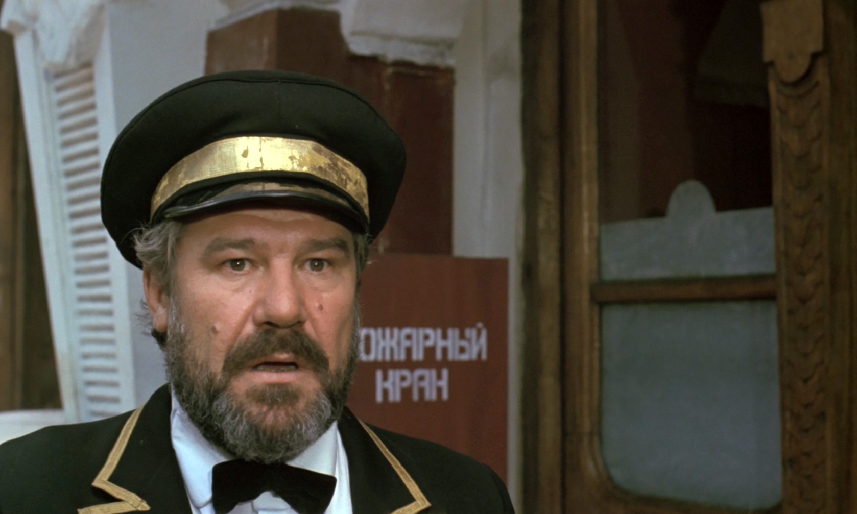 — Святые угодники! Наши десант высадили. Ваш пропуск!
— Пошёл вон, сволочь!
— Ваше благородие! При всем уважении! Без пропуска никак не могу! Распоряжение новых властей — без пропуска не пущать.
— This is мой пропуск! Идиот!