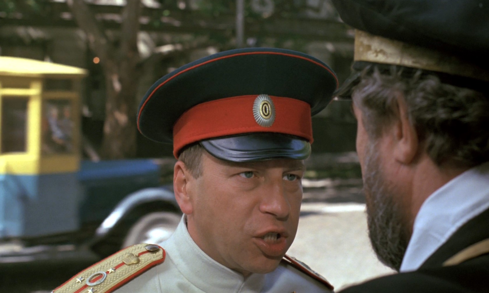 — Святые угодники! Наши десант высадили. Ваш пропуск!
— Пошёл вон, сволочь!
— Ваше благородие! При всем уважении! Без пропуска никак не могу! Распоряжение новых властей — без пропуска не пущать.
— This is мой пропуск! Идиот!