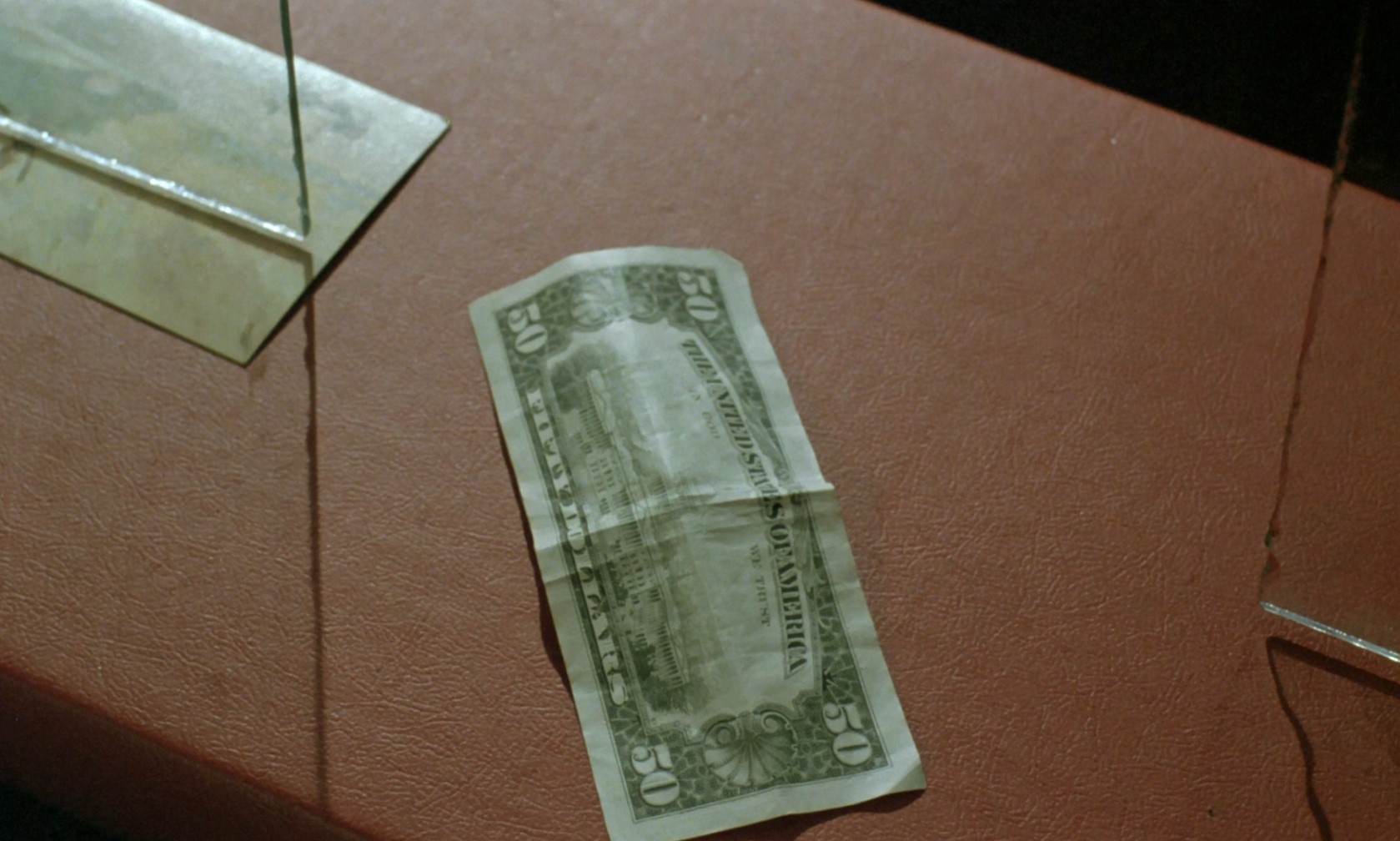 — Это не деньги! Рубли давайте!
— Что вы хотите этим сказать? Что это не деньги? Как это не деньги?!
— Это не деньги! Рубли! Рубли давайте!