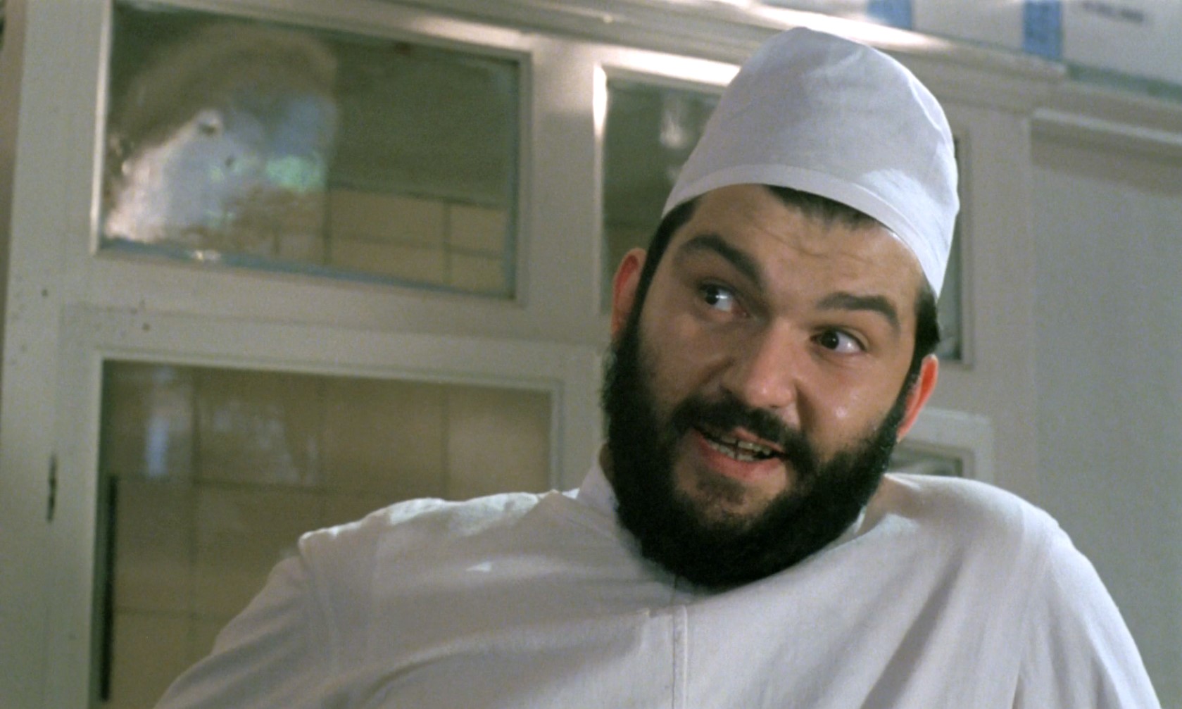 санитар Петрович — Ну как он сегодня, Петрович?
— Спокойный сегодня. А вчера хотел решетку перегрызть, но Сундуков вовремя заметил.