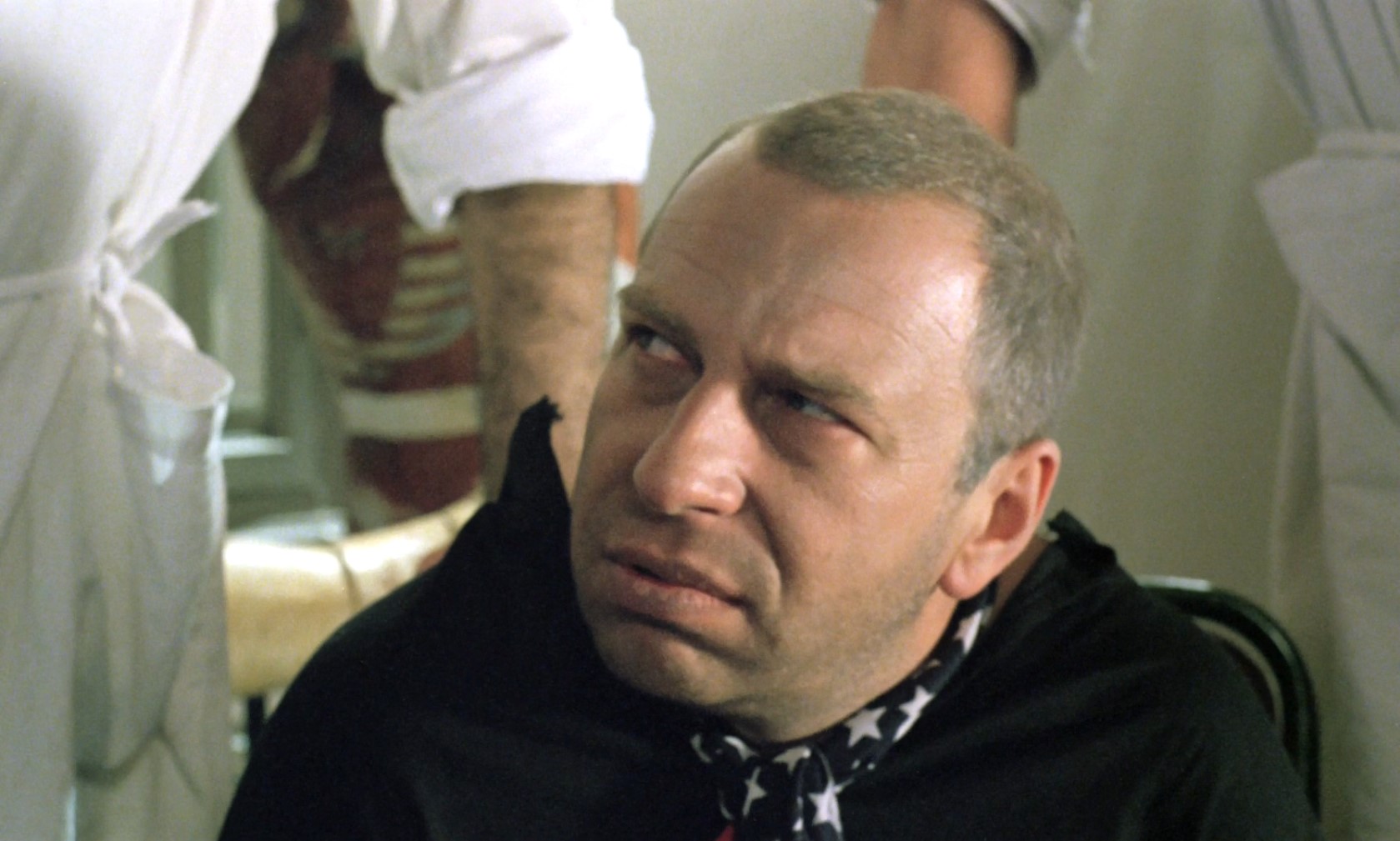 санитар Петрович — Ну как он сегодня, Петрович?
— Спокойный сегодня. А вчера хотел решетку перегрызть, но Сундуков вовремя заметил.