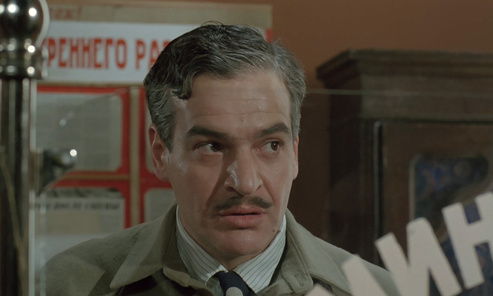 Швейцар гостиницы администратор гостиницы Колпаков — Товарищ Колпаков! Белые в городе!
— Какие белые?
— Только что белый поручик проник в гостиницу! Белый поручик проник!
— Это чушь собачья! Чушь собачья! Их всех давно перебили!
— Значит не всех! Значит десант высадили!