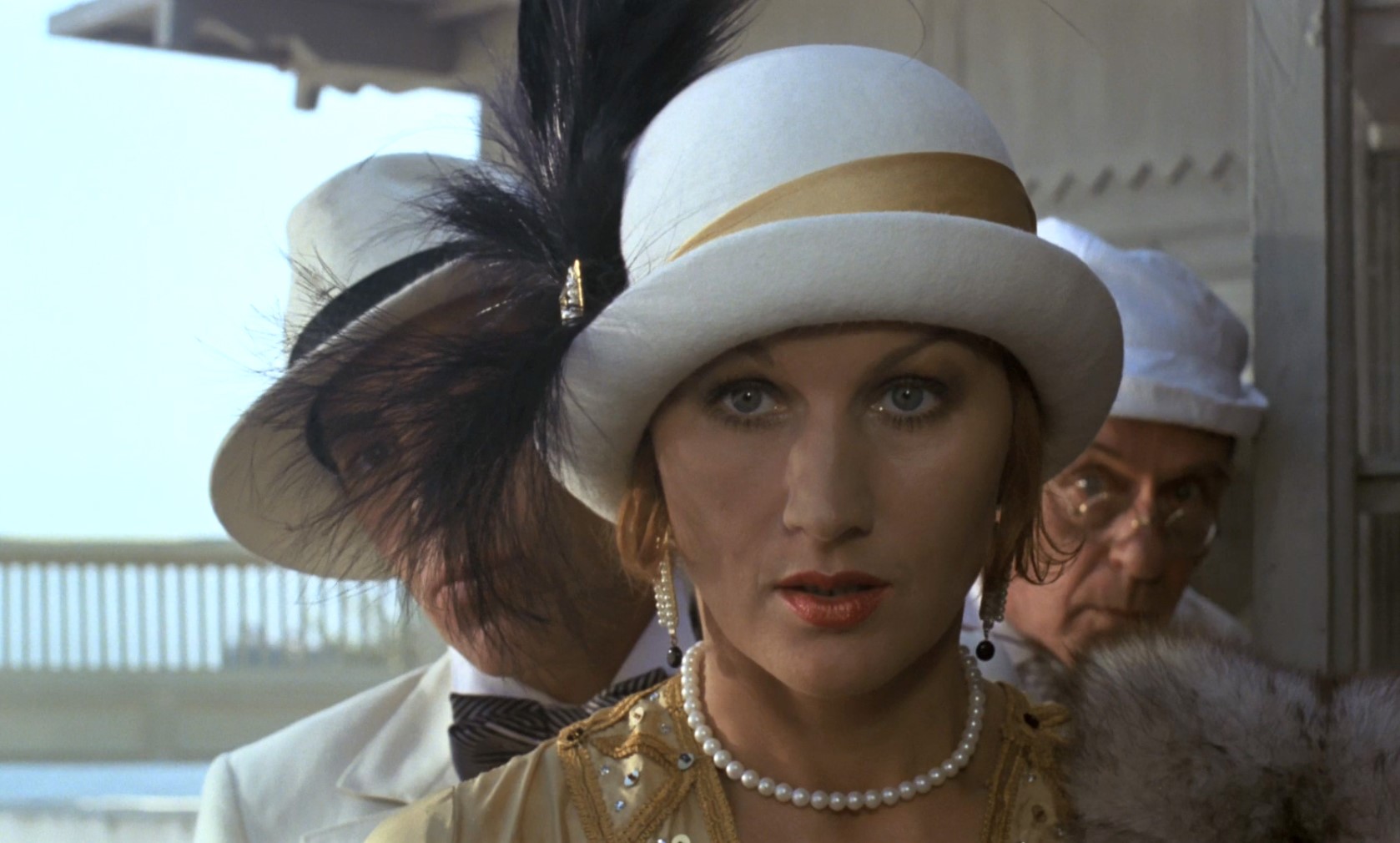 — Какое счастье, что Вы здесь! Умоляю Вас, скажите Жоржу, что между нами ничего не было!
— А разве мы знакомы?
— А с кем я была в постели? А кому я делала массаж?
— В таком случае я, конечно, готов признать, что между нами что-то было, только я ничего не помню!