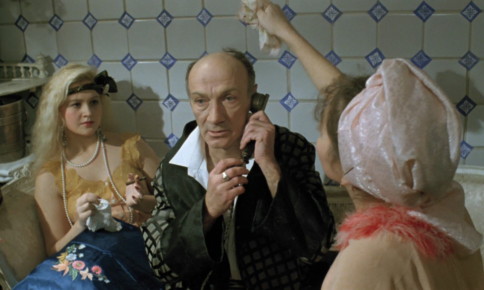 Микита Ничипорук / «Мик Нич» «Японец» — Американец? Он же взлетел на воздух.
— Вернулся.