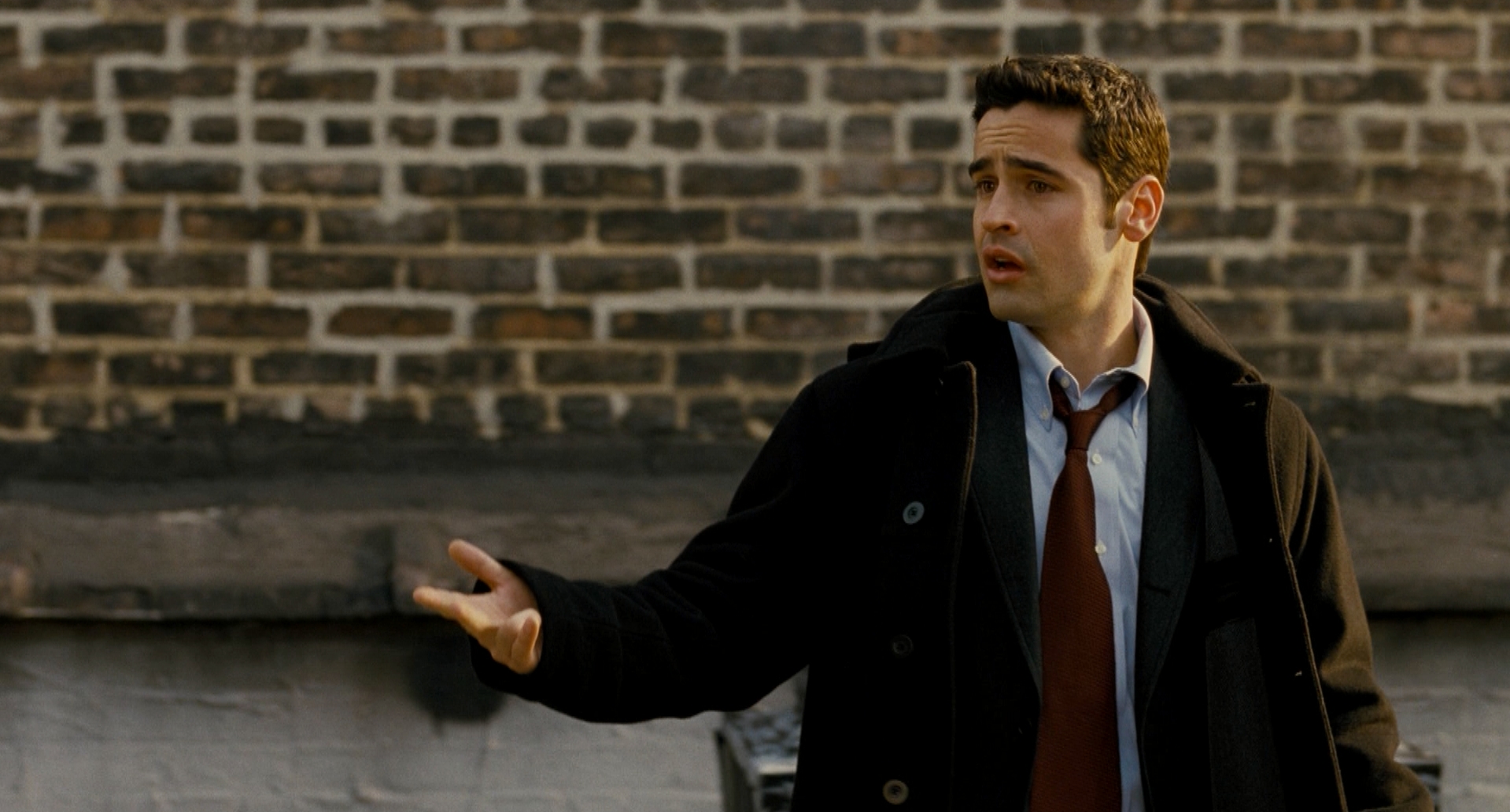 Чарли Белов Лео (друг Чарли) — Хорошо, какие причины закончить с ней встречаться? Первое, постоянная физическая угроза. Вторая — реальная возможность разбитого сердца. Третья — упущенная работа. Четвёртая — её сумасшествие. Пятое — желание причинить мне боль. Шестая — набор эмоционального багажа такой, что Луи Ветон (Louis Vuitton) нервно покуривает. Седьмая — ни одного поцелуя... чёрт подери! И восьмая — она рушит мою жизнь.
— А причины, чтобы встречаться с ней?
— Я люблю её...