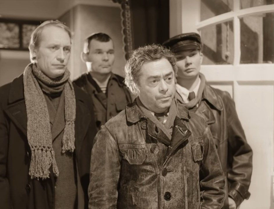 профессор Филипп Филиппович Преображенский Швондер — Мы к вам, профессор, вот по какому делу! Мы, управление нашего дома, пришли к вам после общего собрания жильцов нашего дома, на котором стоял вопрос об уплотнении квартир дома!
— Кто на ком стоял?! Потрудитесь излагать ваши мысли яснее.