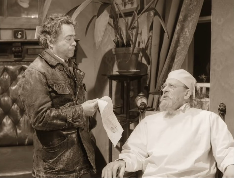 профессор Филипп Филиппович Преображенский Швондер — Мы к вам, профессор, вот по какому делу! Мы, управление нашего дома, пришли к вам после общего собрания жильцов нашего дома, на котором стоял вопрос об уплотнении квартир дома!
— Кто на ком стоял?! Потрудитесь излагать ваши мысли яснее.