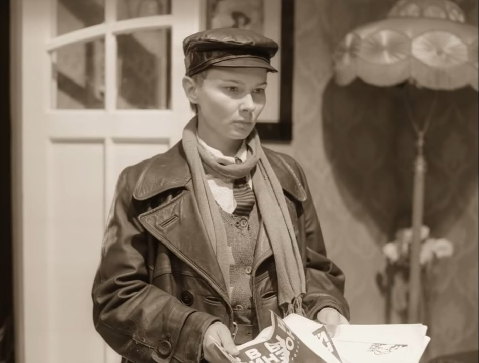 Вяземская — …предлагаю вам взять несколько журналов — в пользу детей Германии! По полтиннику штука!