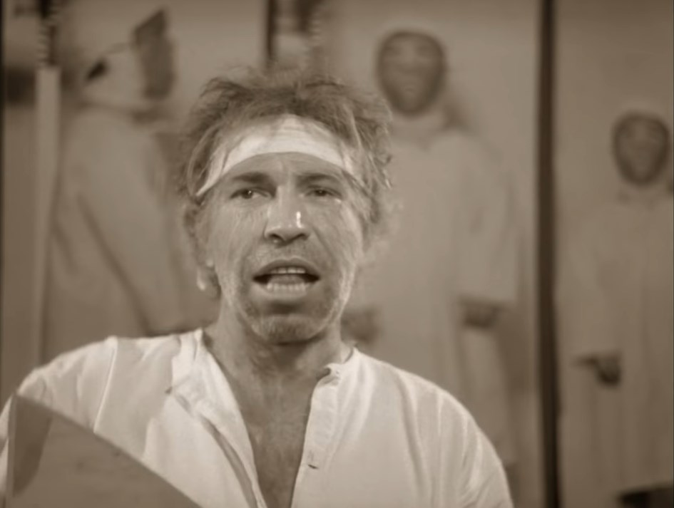 Шариков Эх яблочко
Да с голубикою!
Подходи буржуй -
Глазик выколю!
Глазик выколю -
Другой останется,
Чтоб ты знал, говно,
Кому кланяться!