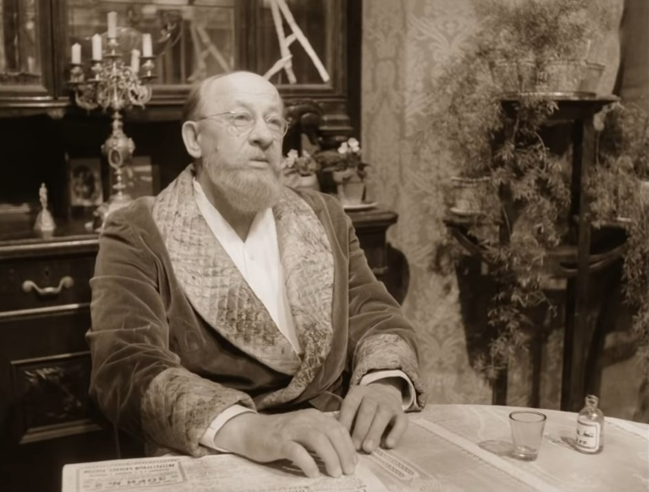 профессор Филипп Филиппович Преображенский Шариков — Ну и что же он говорит, этот ваш прелестный домком?
— Вы его напрасно прелестным ругаете!