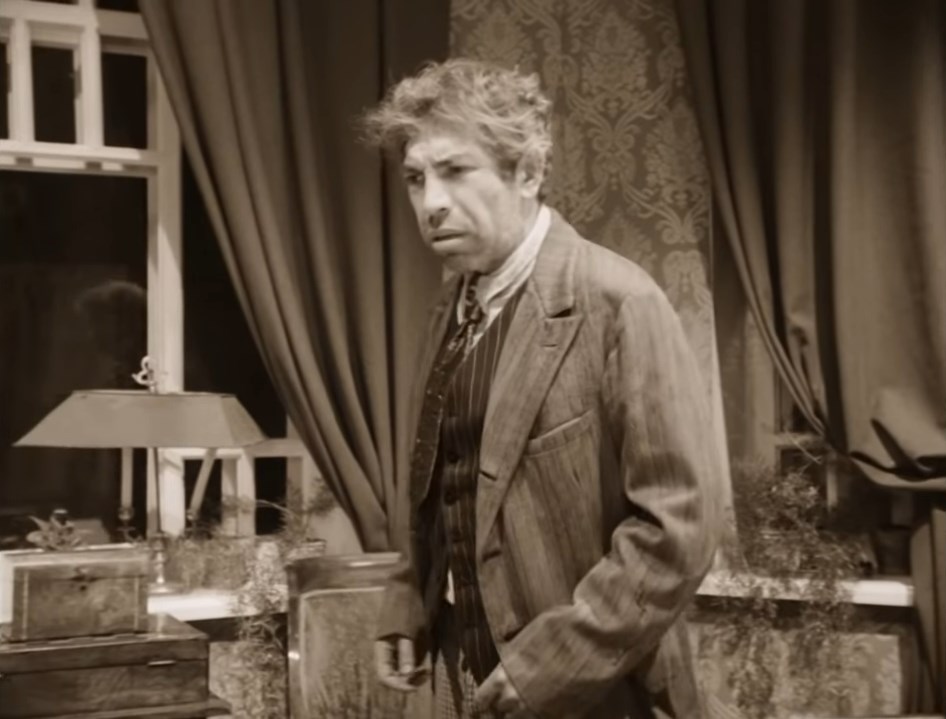 профессор Филипп Филиппович Преображенский Шариков — Ну и что же он говорит, этот ваш прелестный домком?
— Вы его напрасно прелестным ругаете!