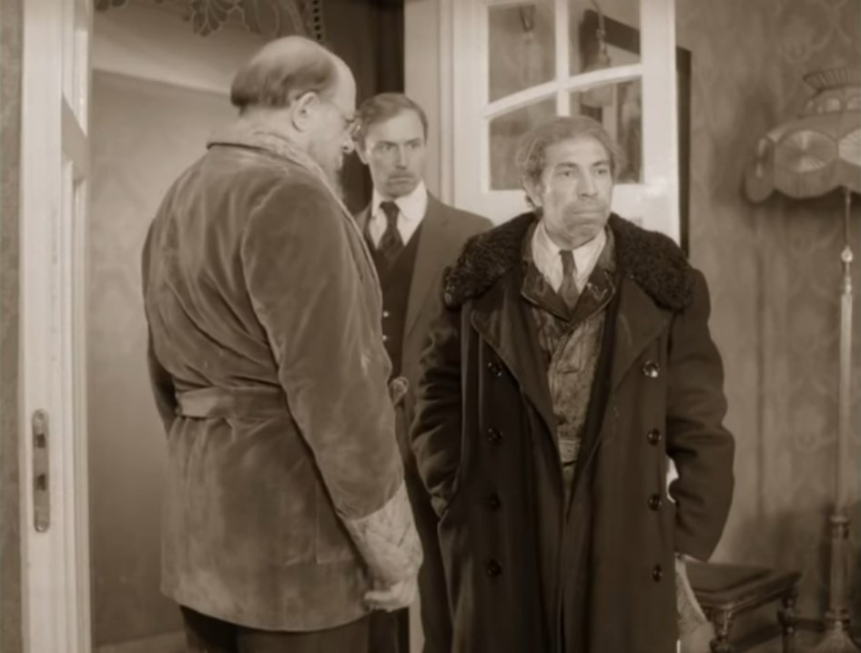 профессор Филипп Филиппович Преображенский Шариков — Отчего это у вас шрам на лбу, потрудитесь объяснить этой даме.
— Я на колчаковских фронтах раненый!