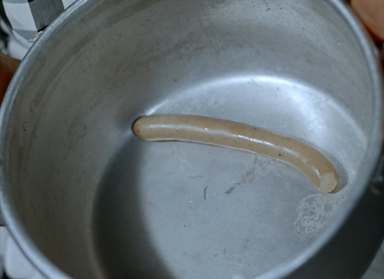 — Что у вас на второе-то?
— Сосиски.
— А почему вы говорите о ней во множественном числе?