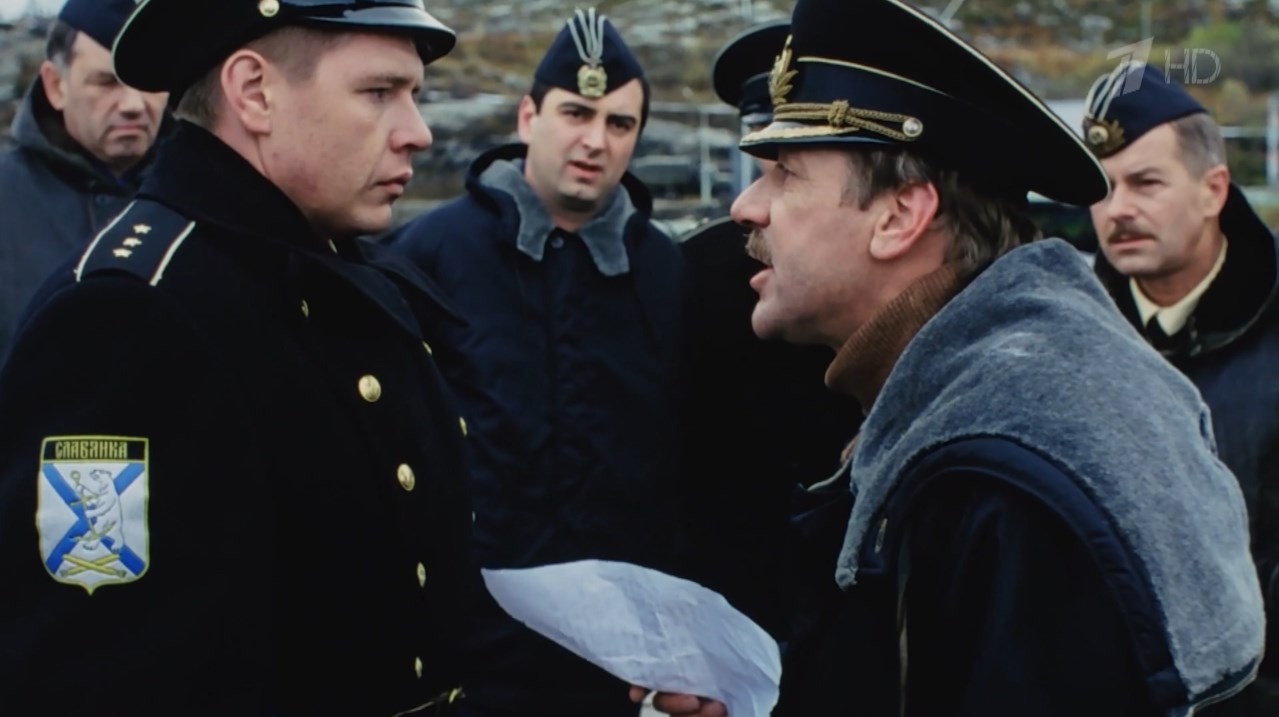 — Легкоступов, ты знаешь, какая у тебя фамилия? Легкоступов, то есть, лёгкий, можно сказать, воздушный... Ты чего написал?! Тельняшка через букву «и», шинель через букву «е», а ботинки вообще!... Ты чего, Легкоступов?! Ты слушай меня, Легкоступов. В русском языке есть слова, их там много. Когда их составляешь вместе, получается предложение, где есть сказуемое, подлежащее и прочая светотень. И всё это – великий русский язык, Легкоступов. Ты меня понял?!
— Так точно, товарищ командир!
— Так вот, у нас великий русский язык! В нём переставь местоимение, сказуемое и подлежащее, и появится интонация! «Наша Маша горько плачет» или «Плачет наша Маша горько». Ты понимаешь?! Это ж поэзия! Это ж былины, мамкина норка!... А есть вообще предложения в одно слово: «Моросит», «Вечереет», «Смеркается»... Ты чувствуешь?
— Так точно, товарищ командир!
— Ни хрена ты не чувствуешь! Когда я читаю, что ты написал, я чешусь в самых нескромных местах! Тут же член можно сломать, пока до конца абзаца доберёшься! Кто тебя учил?
— В школе.
— Покажи мне, и я разорву его, как тузик грелку.
— Я же говорю – в школе.
— А я что, за границей, что ли учился, Легкоступов?!
— Если б мне в школе бы так!... Доходчиво!... Я б...
— Вольно...