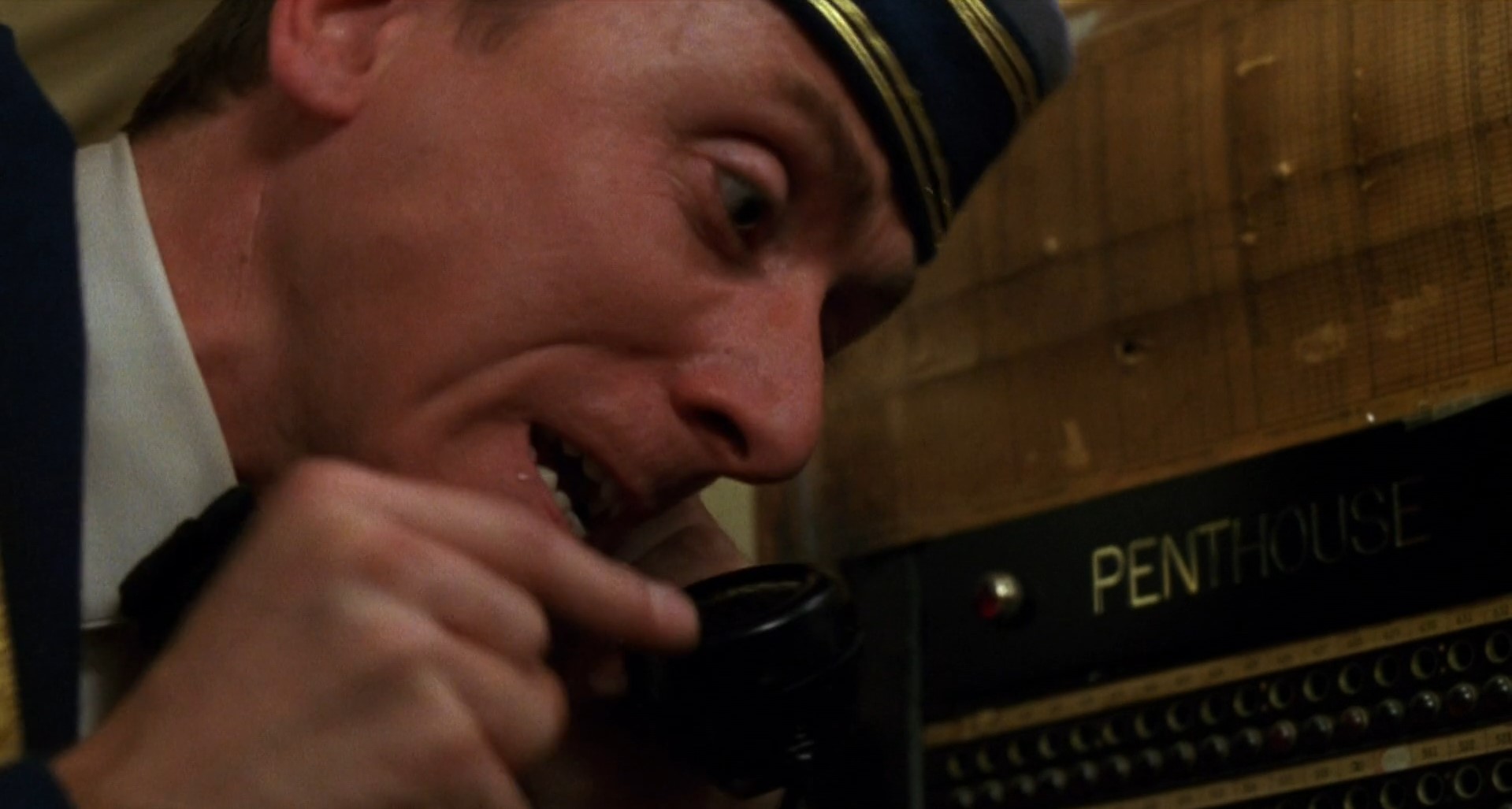 Я сейчас поднимусь… и если там нету трупа!... то будет!