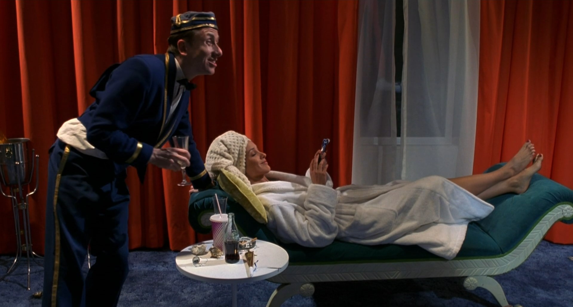 Я разрешаю называть меня Теодором только людям с большим пистолетом.